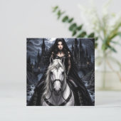 Mooie gotische vrouw op wit paard  (Staand voorkant)