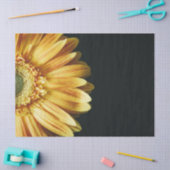 Mooie gouden zonnebloem op zwarte achtergrond tissuepapier (Craft)
