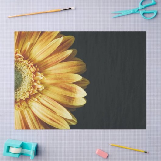 Mooie gouden zonnebloem op zwarte achtergrond tissuepapier (Craft)