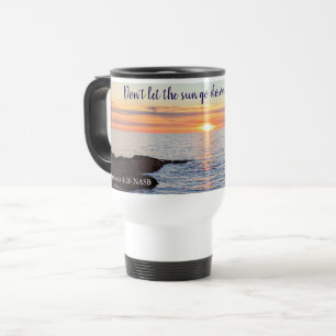 Mooie Gouden Zonsondergang op Ocean Anger Bijbelve Reisbeker