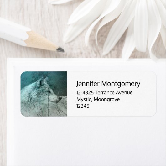 Mooie Grijze Wolf in een Donker Bos Adres Etiket (Insitu)