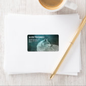 Mooie Grijze Wolf in een Donker Bos Adres Etiket (Insitu)