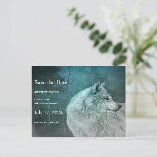 Mooie Grijze Wolf in een Donker Bos Bruiloft Aankondigingskaart (Staand voorkant)
