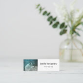 Mooie Grijze Wolf in een Donker Bos Mini Visitekaartje (Staand voorkant)