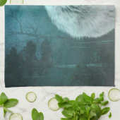 Mooie Grijze Wolf in een Donker Bos Theedoek (Gevouwen)