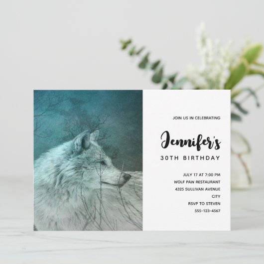 Mooie Grijze Wolf in een Donker Bos Verjaardag Kaart (Staand voorkant)