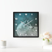 Mooie Grijze Wolf in een Donker Bos Vierkante Klok (Huis)