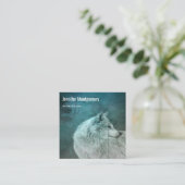 Mooie Grijze Wolf in een Donker Bos Vierkante Visitekaartje (Staand voorkant)