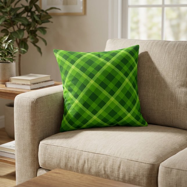 Mooie groene geruite kussenhoes kussen (Beautiful Tree Green Plaid Throw Pillow on a sofa in a living room.)