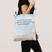 Mooie haiku op een canvas tas. tote bag (Dichtbij)