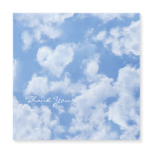 Mooie hartvormige wolk in blauwe lucht vrolijk gel