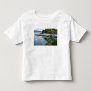 Mooie haven en zeilboten met weerspiegelingen in 2 kinder shirts