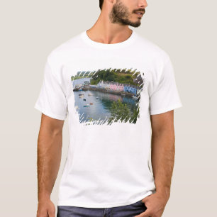Mooie haven en zeilboten met weerspiegelingen in 2 t-shirt