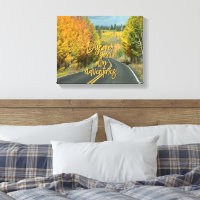 Mooie herfst boomrijke slingerende weg foto