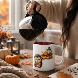 Mooie herfst egel met oogstlad illustratie tweekleurige koffiemok