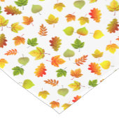 Mooie herfst lekt op wit korte tafelloper (Hoek)