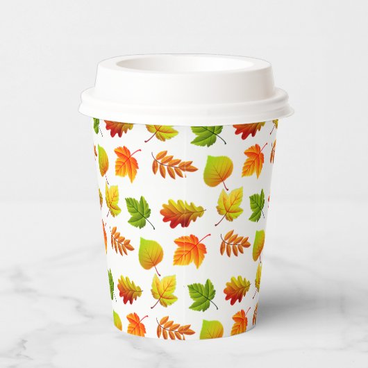 Mooie herfst lekt op wit papieren bekers (Rechts)