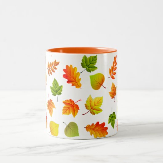 Mooie herfst lekt op wit tweekleurige koffiemok (Center)