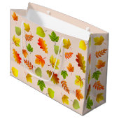 Mooie herfstbladeren op beige groot cadeauzakje (Voorkant Gekanteld)