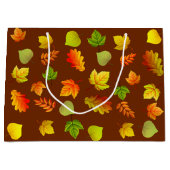 Mooie herfstbladeren op bruin groot cadeauzakje (Voorkant)