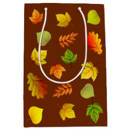 Mooie herfstbladeren op bruin medium cadeauzakje