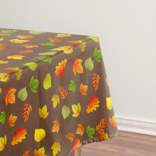 Mooie herfstbladeren op bruine tafelkleed (Voorbeeld)