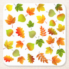Mooie herfstbladeren op wit kartonnen onderzetters