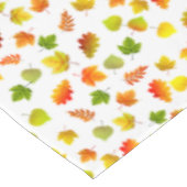 Mooie herfstbladeren op wit tafelkleed (Gekanteld)