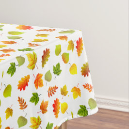 Mooie herfstbladeren op wit tafelkleed
