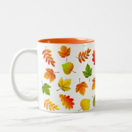 Mooie herfstbladeren op wit tweekleurige koffiemok