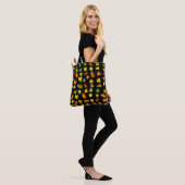 Mooie herfstbladeren op zwart tote bag (Op model)