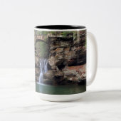 Mooie Hocking Hills Iconische waterval Tweekleurige Koffiemok (Voorkant rechts)