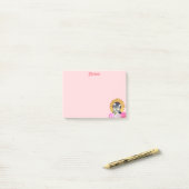 Mooie hond met bloemen op roze post-it® notes (Op bureau)