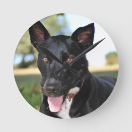 Mooie hond met hazelnootkleurige ogen ronde klok