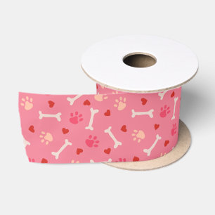 Mooie hondenpoten botten en harten op hete roze satijnen lint