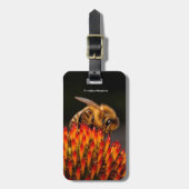 Mooie Honeybee die een Coneflower bestuift Bagagelabel (Voorkant verticaal)
