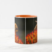 Mooie Honeybee die een Coneflower bestuift Mok (Midden)