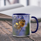 Mooie honingbije op de Californische Lila Mok