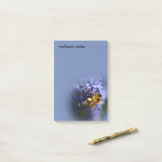 Mooie honingbije op de Californische Lila Post-it® Notes (Op bureau)