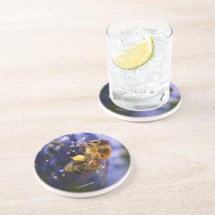 Mooie honingbije op de Californische Lila Zandsteen Onderzetter