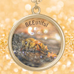 Mooie honingbijenfotografie goud vergulden ketting<br><div class="desc">Macro-fotografie van een mooie honingbijen die uit mousserend zonlicht-belicht water wordt gespoten. Wees blij met dit mooie en elegante ketting. Personaliseer de naam van een imker. De wereld heeft meer bijen nodig. Dit afbeelding is originele natuur fotografie door JLW_PHOTOGRAPHY.</div>