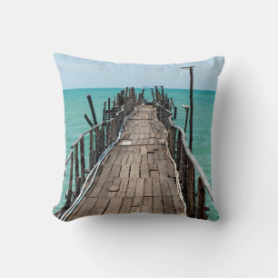 Mooie houten brug met blauw zee achtergrond bij Sa Kussen
