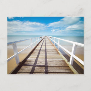 Mooie houten pier, oceaan, zand, blauwe hemel briefkaart