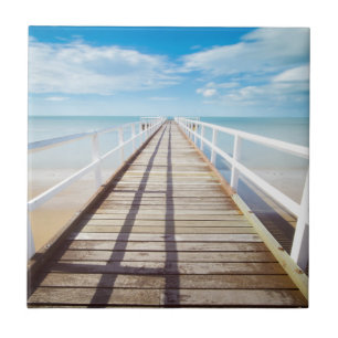 Mooie houten pier, steiger, strand, blauwe lucht tegeltje