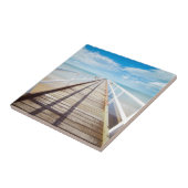 Mooie houten pier, steiger, strand, blauwe lucht tegeltje (Zijkant)