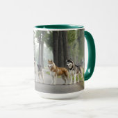 Mooie Husky-honden op een Natuur spoor Mok (Voorkant rechts)