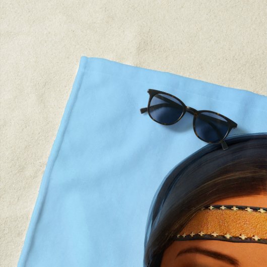 Mooie inheemse Amerikaanse vrouw inheemse outfit Strandlaken (In situ)