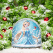 Mooie jonge sneeuwmaagd sneeuwbol (Kerstmis)