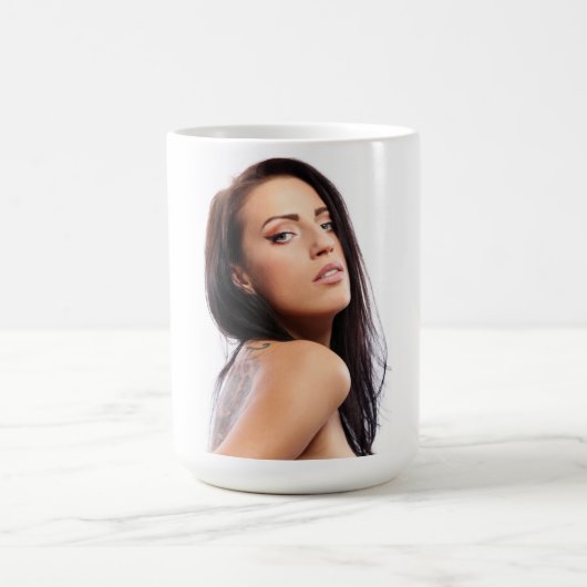 Mooie jonge vrouw koffie Mok (Center)
