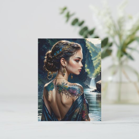 Mooie jonge vrouw met tatoeage op haar schouder. feestdagenkaart (Staand voorkant)